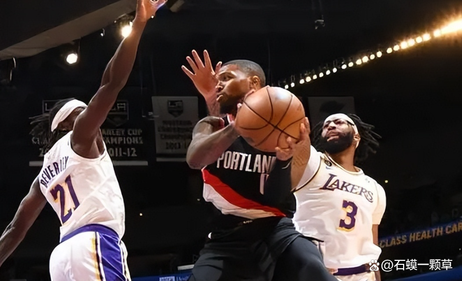 鸭脖-湖人球星三分绝杀，全场观众热烈欢呼，能够软件.-鸭脖