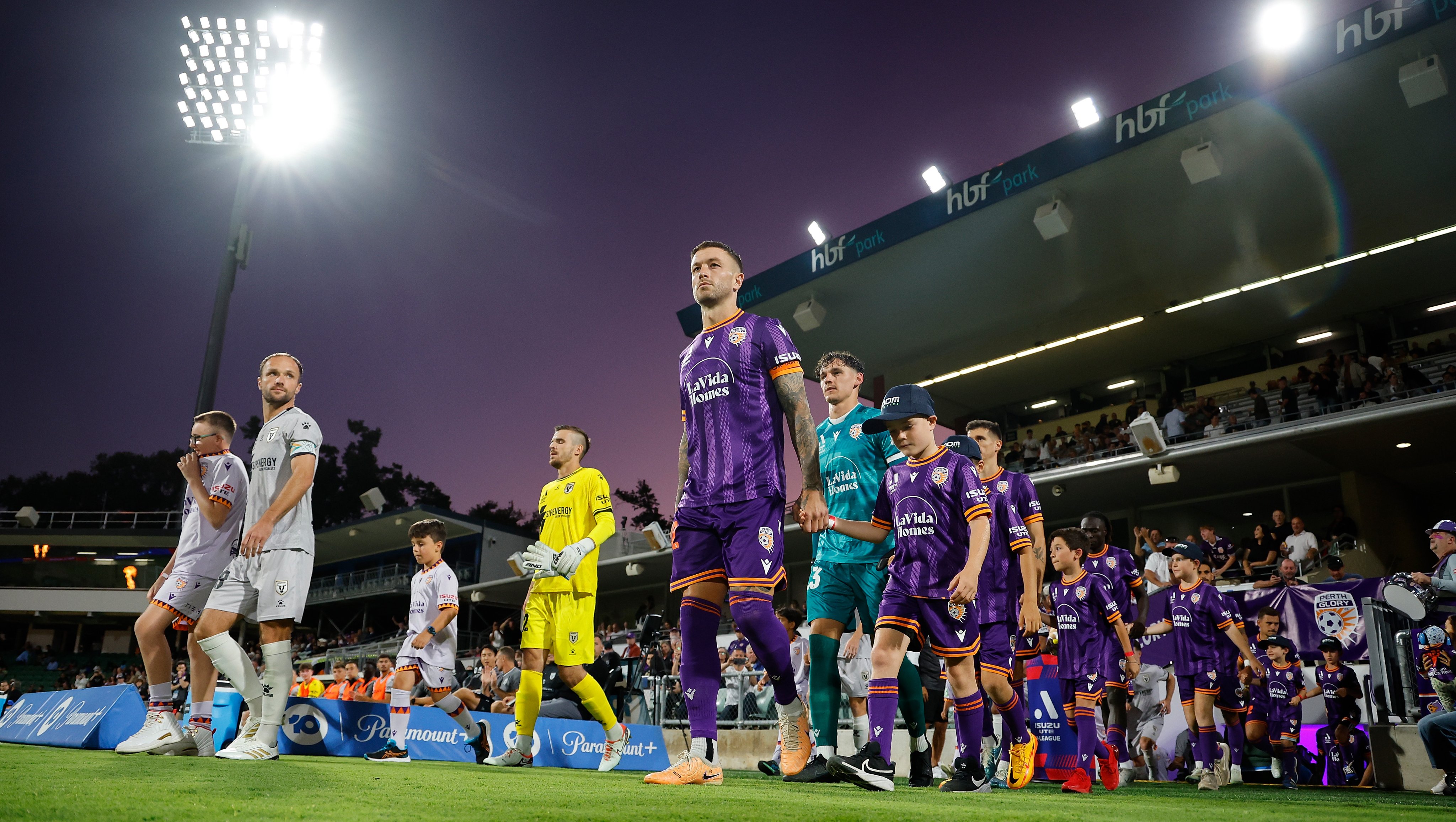 鸭脖-赛地聚焦：国王杯今晨热度飙升，密尔沃基雄鹿遗憾出局，引发热议，临场指挥获称赞的简单介绍-鸭脖